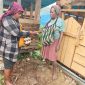 Kepala Dinas Sosial Deiyai Yulita Mote membeli dan menyerahkan bantuan kandang dan ternak babi kepada warga Desa Yagu, Distrik Tigi Barat, Kamis (23/4/2026).