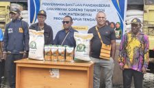 Bupati Melkianus Mote menyerahkan secara simbolis bantuan pangan berupa beras dan minyak goreng kepada lima kepala distrik di halaman Kantor Bupati Deiyai, Jumat (24/4/2026). 