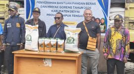 Bupati Melkianus Mote menyerahkan secara simbolis bantuan pangan berupa beras dan minyak goreng kepada lima kepala distrik di halaman Kantor Bupati Deiyai, Jumat (24/4/2026). 
