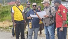 Bupati Deiyai usai tanda tangan dokumen kenaikan pangkat di area perkantoran, didampingi ajudan dan staff BKPSDM Deiyai pada Jumat, 24/4/2026 