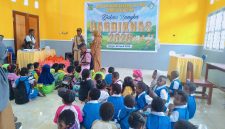 Anak-anak TK/PAUD antusias mengikuti lomba mewarnai dalam rangka menyambut Hari Pendidikan Nasional 2026 di Kabupaten Deiyai.