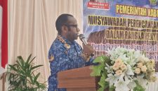 Bupati Deiyai Melkianus Mote saat membuka Musrenbang RKPD Tahun 2027, menekankan pentingnya penyusunan program pembangunan berbasis data dan kebutuhan riil masyarakat.