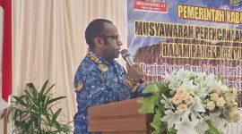 Bupati Deiyai Melkianus Mote saat membuka Musrenbang RKPD Tahun 2027, menekankan pentingnya penyusunan program pembangunan berbasis data dan kebutuhan riil masyarakat.