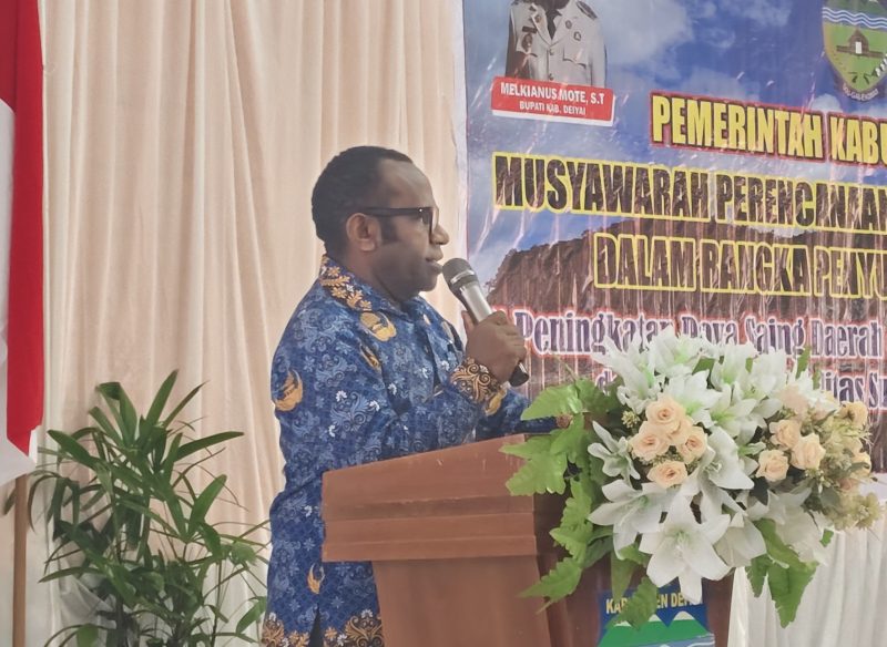 Bupati Deiyai Melkianus Mote saat membuka Musrenbang RKPD Tahun 2027, menekankan pentingnya penyusunan program pembangunan berbasis data dan kebutuhan riil masyarakat.