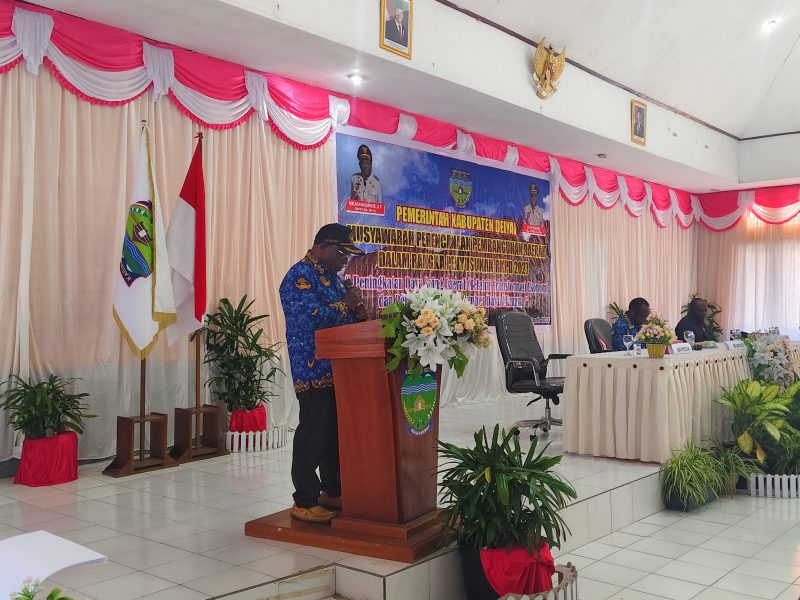 Kepala Bappeda Deiyai Melianus Dogopia saat menyampaikan sambutan dalam kegiatan Musrenbang RKPD 2027 di Aula Sekwan, Kamis (16/4/2026).