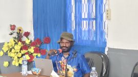 Pegiat literasi Aleks Giyai saat menyampaikan materi dalam kegiatan sosialisasi gemar membaca bagi guru SD di Kabupaten Deiyai, Kamis (30/4/2026).
