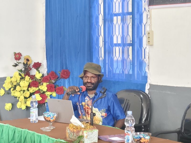 Pegiat literasi Aleks Giyai saat menyampaikan materi dalam kegiatan sosialisasi gemar membaca bagi guru SD di Kabupaten Deiyai, Kamis (30/4/2026).