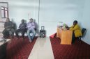 Kepala Dinas Sosial Deiyai, Yulita Mote, S.S, saat memimpin evaluasi kinerja penginputan data DTZENG bersama TKS dan pendamping PKH di ruang kerja Dinsos Deiyai, Kamis (30/04/2026).
