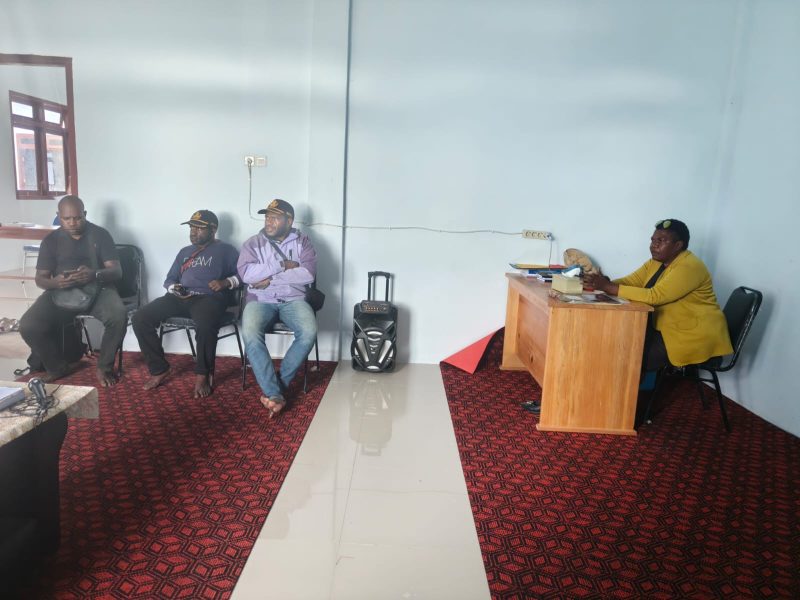 Kepala Dinas Sosial Deiyai, Yulita Mote, S.S, saat memimpin evaluasi kinerja penginputan data DTZENG bersama TKS dan pendamping PKH di ruang kerja Dinsos Deiyai, Kamis (30/04/2026).