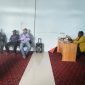 Kepala Dinas Sosial Deiyai, Yulita Mote, S.S, saat memimpin evaluasi kinerja penginputan data DTZENG bersama TKS dan pendamping PKH di ruang kerja Dinsos Deiyai, Kamis (30/04/2026).