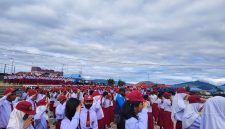 Pemerintah Kabupaten Deiyai bersama siswa, guru, dan ASN mengikuti upacara peringatan Hari Pendidikan Nasional (Hardiknas) 2026 di halaman Kantor Bupati Deiyai, Jumat (2/5/2026), yang dipimpin oleh Asisten II Mesak Pakage, SE.