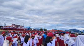 Pemerintah Kabupaten Deiyai bersama siswa, guru, dan ASN mengikuti upacara peringatan Hari Pendidikan Nasional (Hardiknas) 2026 di halaman Kantor Bupati Deiyai, Jumat (2/5/2026), yang dipimpin oleh Asisten II Mesak Pakage, SE.