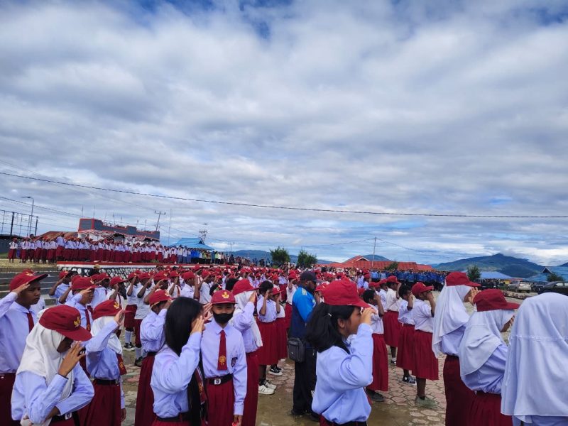 Pemerintah Kabupaten Deiyai bersama siswa, guru, dan ASN mengikuti upacara peringatan Hari Pendidikan Nasional (Hardiknas) 2026 di halaman Kantor Bupati Deiyai, Jumat (2/5/2026), yang dipimpin oleh Asisten II Mesak Pakage, SE.
