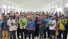 Foto bersama usai Rapat Evaluasi dan Sosialisasi Kebijakan Pendidikan Tahun 2026 yang digelar Dinas Pendidikan Kabupaten Deiyai di Aula BKPSDM Kabupaten Deiyai, Kamis (7/5/2026). 