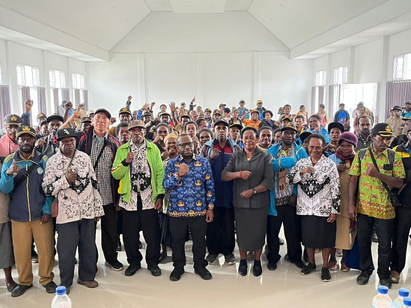 Foto bersama usai Rapat Evaluasi dan Sosialisasi Kebijakan Pendidikan Tahun 2026 yang digelar Dinas Pendidikan Kabupaten Deiyai di Aula BKPSDM Kabupaten Deiyai, Kamis (7/5/2026). 