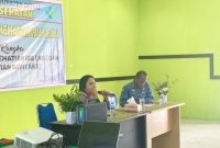 Dokter Spesialis Anak dr. Merry saat memberikan materi dalam kegiatan evaluasi kematian ibu dan bayi yang diselenggarakan Dinas Kesehatan Kabupaten Deiyai, Kamis (7/5/2026). Foto SK