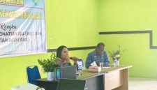 Dokter Spesialis Anak dr. Merry saat memberikan materi dalam kegiatan evaluasi kematian ibu dan bayi yang diselenggarakan Dinas Kesehatan Kabupaten Deiyai, Kamis (7/5/2026). Foto SK