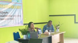 Dokter Spesialis Anak dr. Merry saat memberikan materi dalam kegiatan evaluasi kematian ibu dan bayi yang diselenggarakan Dinas Kesehatan Kabupaten Deiyai, Kamis (7/5/2026). Foto SK