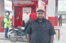 Direktur CV. Gako Indah, Demianus Agapa, saat menyampaikan informasi operasional SPBU baru di Tanjakan Mugou Waghete yang mulai melayani masyarakat sejak Rabu lalu.