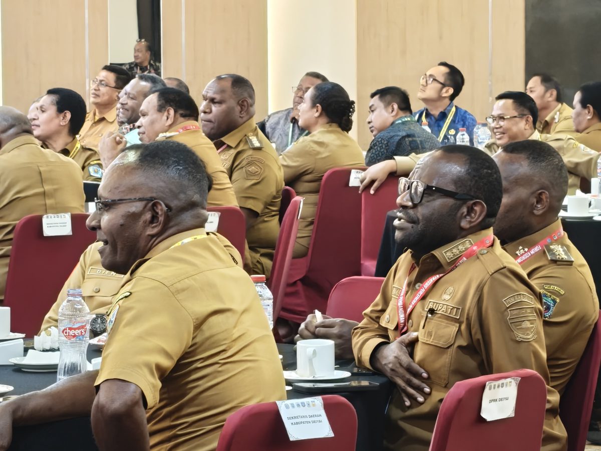 Bupati Deiyai, Melkianus Mote, didampingi Sekda Deiyai Ambrosius Eria saat menghadiri Forum Koordinasi Strategi Percepatan Pembangunan Papua di Timika, Kabupaten Mimika, bersama para kepala daerah se-Tanah Papua.