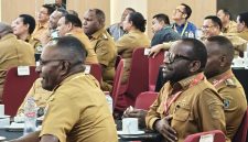 Bupati Deiyai, Melkianus Mote, didampingi Sekda Deiyai Ambrosius Eria saat menghadiri Forum Koordinasi Strategi Percepatan Pembangunan Papua di Timika, Kabupaten Mimika, bersama para kepala daerah se-Tanah Papua.