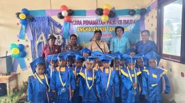 Sebanyak 19 siswa-siswi PAUD KB Emudai Yomeni resmi ditamatkan dalam acara penamatan yang berlangsung di gedung belajar sekolah, Selasa (12/5/2026). Kegiatan dihadiri Dinas Pendidikan Deiyai, orang tua siswa, guru, dan tokoh gereja.