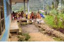 Suasana giat kebersihan sedang dilangsungkan dihalaman balai kampung pada Selasa, 12/5/2026. 