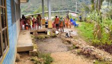 Suasana giat kebersihan sedang dilangsungkan dihalaman balai kampung pada Selasa, 12/5/2026. 