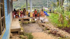 Suasana giat kebersihan sedang dilangsungkan dihalaman balai kampung pada Selasa, 12/5/2026. 