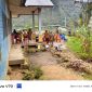 Suasana giat kebersihan sedang dilangsungkan dihalaman balai kampung pada Selasa, 12/5/2026. 