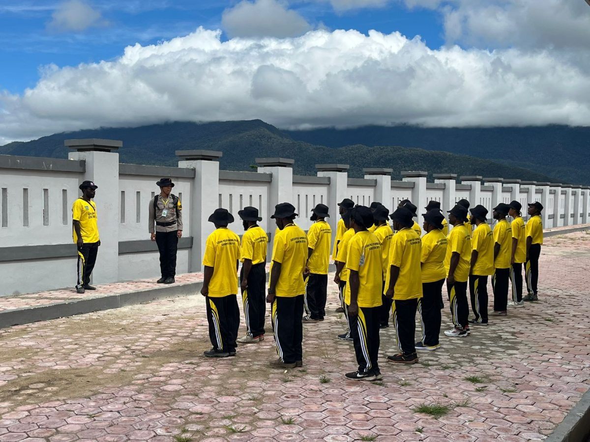 Peserta Pelatihan (POL PP) sedang berbaris mendengarkan Aba-aba dari Pemimpin barisan di halaman Aula Tuyana pada Selasa, 12/5/2026.