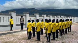 Peserta Pelatihan (POL PP) sedang berbaris mendengarkan Aba-aba dari Pemimpin barisan di halaman Aula Tuyana pada Selasa, 12/5/2026. 