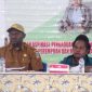 Anggota MRP Papua Tengah dari Pokja Adat, Melina Edowai, S.E., didampingi Kabag Umum MRP Papua Tengah Ferdinand Madai, S.Sos., saat mendengarkan dan menyerap aspirasi masyarakat dalam kegiatan penjaringan aspirasi di Aula Aweida, Klasis Tigi Utara Koordinator Deiyai, Kabupaten Deiyai, 9–11 Mei 2026.