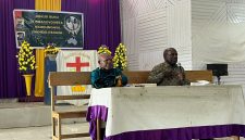 MRP Papua Tengah melalui Pokja Agama menggelar pertemuan penjaringan aspirasi masyarakat agama Kabupaten Deiyai dan diskusi buku “Rayu Dewi Themis di Dunia Maya” di Gereja Kingmi Jemaat Bahtera Bomou III, Kampung Yibagouyoweta, Selasa (12/05/2026).