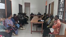 BPPRD Kabupaten Deiyai menggelar rapat pembentukan panitia kegiatan penyuluhan dan penyebarluasan kebijakan pajak daerah sebagai upaya meningkatkan koordinasi dan kesiapan pelaksanaan sosialisasi pajak di lima distrik Kabupaten Deiyai, Rabu (13/5/2026).