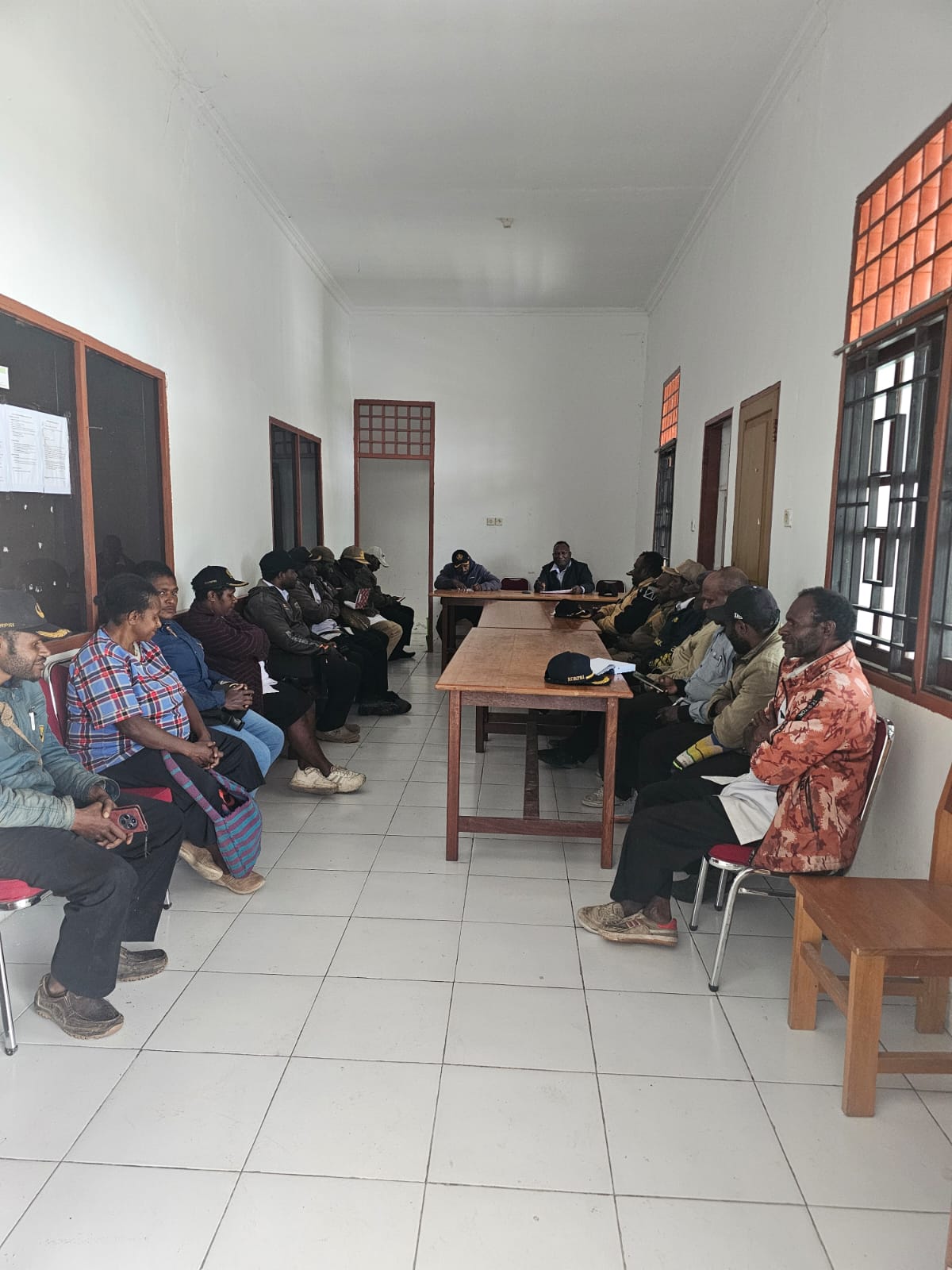 BPPRD Kabupaten Deiyai menggelar rapat pembentukan panitia kegiatan penyuluhan dan penyebarluasan kebijakan pajak daerah sebagai upaya meningkatkan koordinasi dan kesiapan pelaksanaan sosialisasi pajak di lima distrik Kabupaten Deiyai, Rabu (13/5/2026).