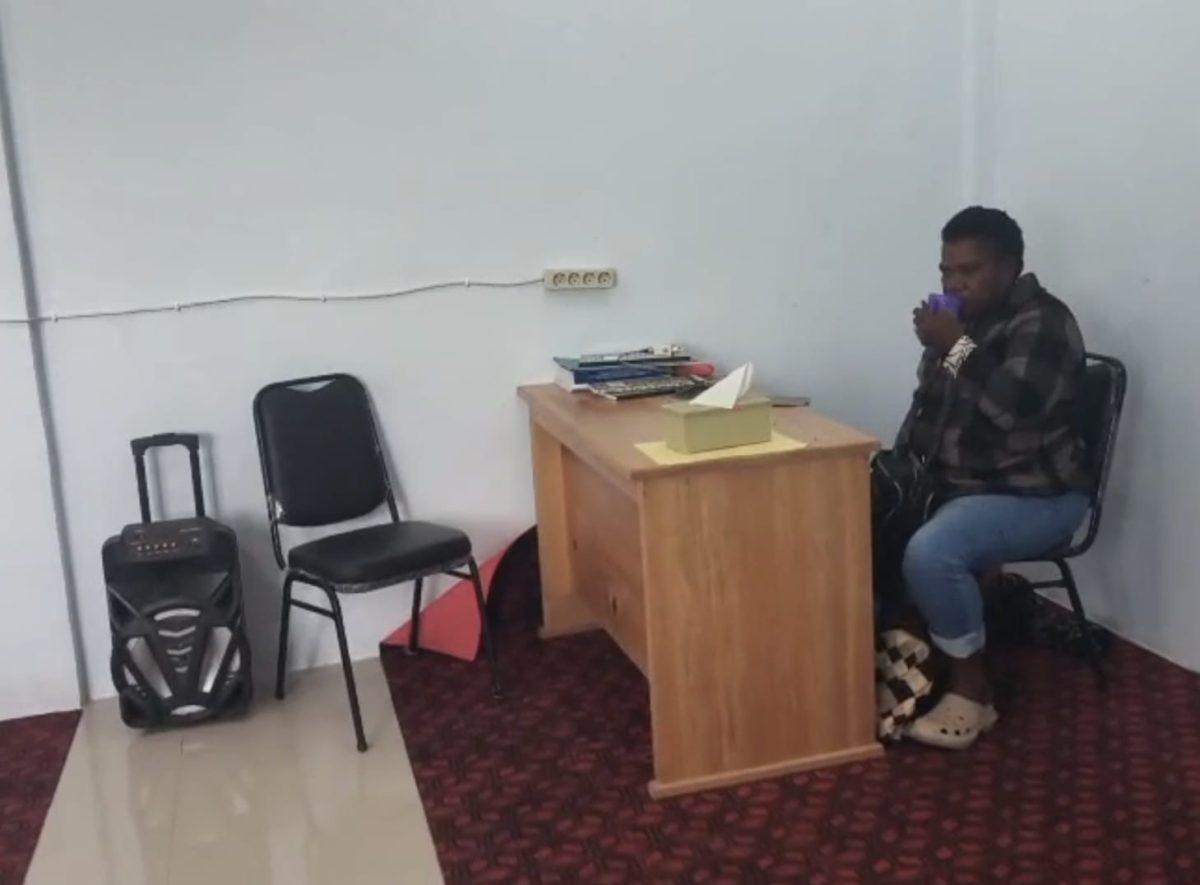 Kepala Dinas Sosial Kabupaten Deiyai, Yulita Mote, S.S., memimpin pertemuan finalisasi dan sinkronisasi data YAPI bersama pendamping PKH, operator data sosial, dan tim verifikasi lapangan di Waghete, Rabu (13/5/2026).