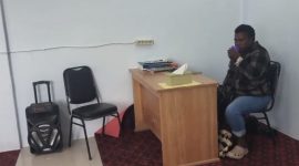 Kepala Dinas Sosial Kabupaten Deiyai, Yulita Mote, S.S., memimpin pertemuan finalisasi dan sinkronisasi data YAPI bersama pendamping PKH, operator data sosial, dan tim verifikasi lapangan di Waghete, Rabu (13/5/2026).