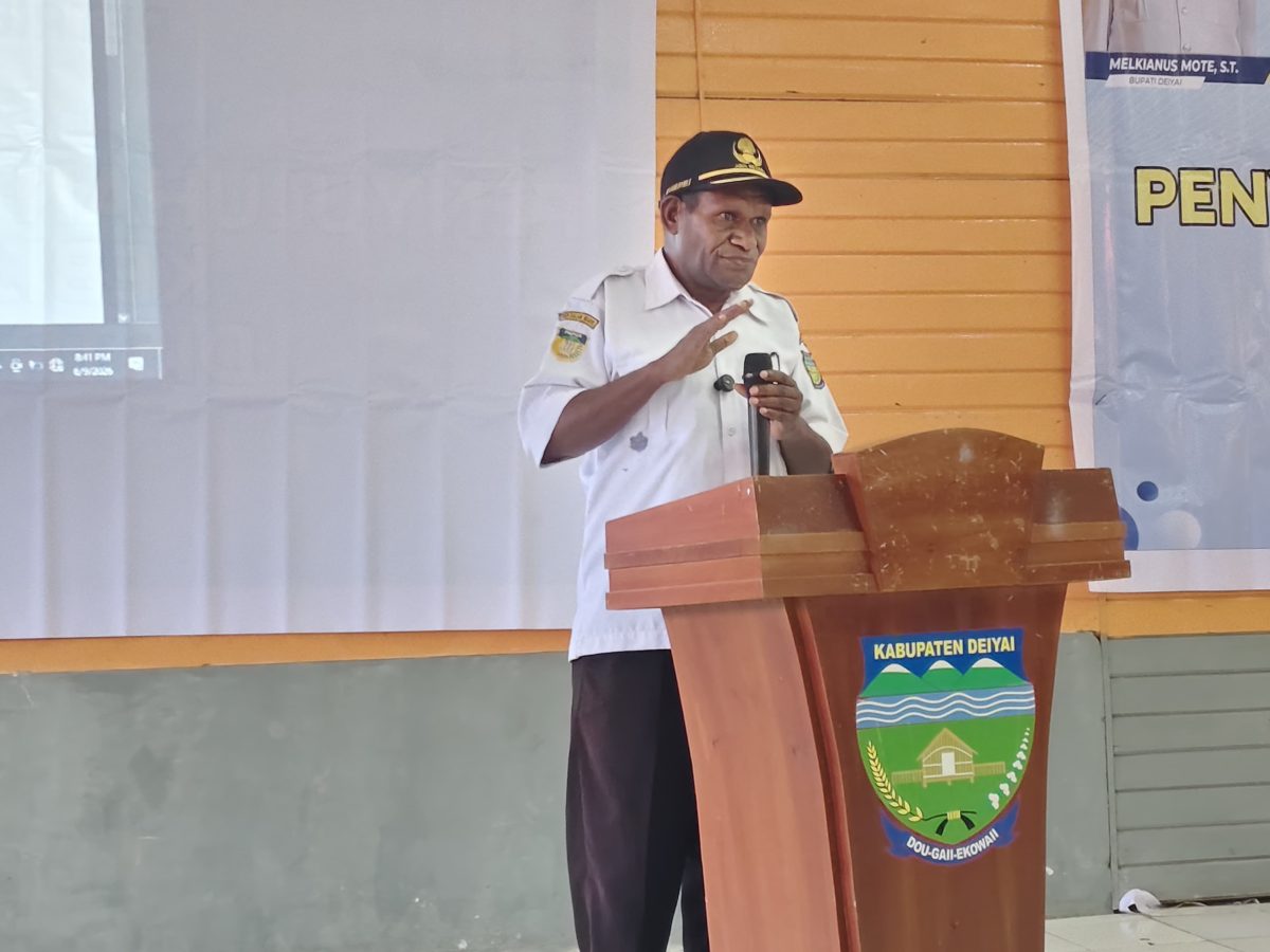 Asisten III Daniel Bunai saat menyampaikan sambutan dan membuka secara resmi kegiatan sosialisasi kebijakan pajak daerah dalam meningkatkan kesadaran masyarakat dan Optimalisasi pendapatan asli daerah PAD Kabupaten Deiyai, Rabu, 10/6/2026.