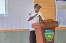 Asisten III Daniel Bunai saat menyampaikan sambutan dan membuka secara resmi kegiatan sosialisasi kebijakan pajak daerah dalam meningkatkan kesadaran masyarakat dan Optimalisasi pendapatan asli daerah PAD Kabupaten Deiyai, Rabu, 10/6/2026.