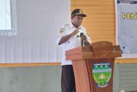 Asisten III Daniel Bunai saat menyampaikan sambutan dan membuka secara resmi kegiatan sosialisasi kebijakan pajak daerah dalam meningkatkan kesadaran masyarakat dan Optimalisasi pendapatan asli daerah PAD Kabupaten Deiyai, Rabu, 10/6/2026.