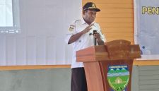 Asisten III Daniel Bunai saat menyampaikan sambutan dan membuka secara resmi kegiatan sosialisasi kebijakan pajak daerah dalam meningkatkan kesadaran masyarakat dan Optimalisasi pendapatan asli daerah PAD Kabupaten Deiyai, Rabu, 10/6/2026.