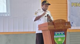 Asisten III Daniel Bunai saat menyampaikan sambutan dan membuka secara resmi kegiatan sosialisasi kebijakan pajak daerah dalam meningkatkan kesadaran masyarakat dan Optimalisasi pendapatan asli daerah PAD Kabupaten Deiyai, Rabu, 10/6/2026. 