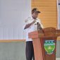 Asisten III Daniel Bunai saat menyampaikan sambutan dan membuka secara resmi kegiatan sosialisasi kebijakan pajak daerah dalam meningkatkan kesadaran masyarakat dan Optimalisasi pendapatan asli daerah PAD Kabupaten Deiyai, Rabu, 10/6/2026. 