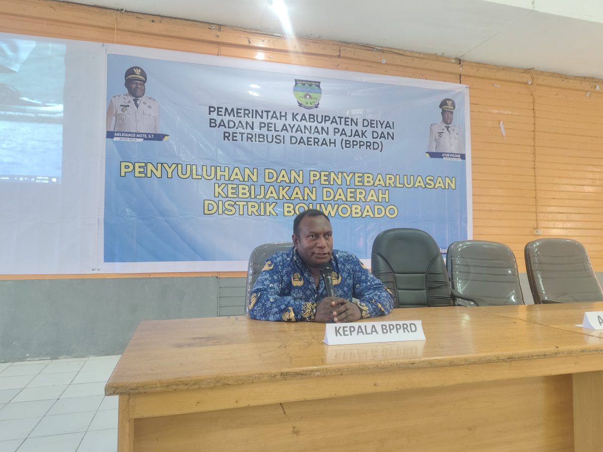 Kepala BPPTD Dr. Roni Pigome, S. Pd., M. Si memberikan arahan sebelum pelaksanaan praktek lapangan, pengukuran lahan, bangunan, kios, warung dan reklame di kawasan Perkantoran dan Waghete II, Kamis, 11/6/2026.