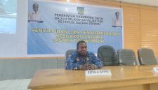 Kepala BPPTD Dr. Roni Pigome, S. Pd., M. Si memberikan arahan sebelum pelaksanaan praktek lapangan, pengukuran lahan, bangunan, kios, warung dan reklame di kawasan Perkantoran dan Waghete II, Kamis, 11/6/2026.