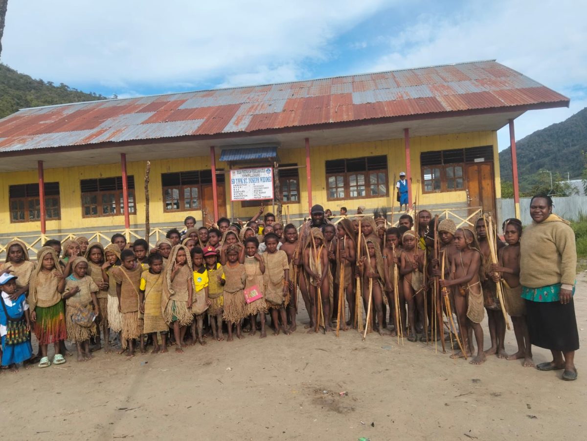 Guru dan Siswa SD YPPK St. Yoseph Widimei usai mengikuti praktik mata pelajaran Seni Budaya dalam rangka Ulangan Akhir Semester, Kamis (11/6/2026).
