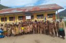 Guru dan Siswa SD YPPK St. Yoseph Widimei usai mengikuti praktik mata pelajaran Seni Budaya dalam rangka Ulangan Akhir Semester, Kamis (11/6/2026).