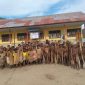 Guru dan Siswa SD YPPK St. Yoseph Widimei usai mengikuti praktik mata pelajaran Seni Budaya dalam rangka Ulangan Akhir Semester, Kamis (11/6/2026).