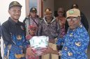 Kepala Dispora Kabupaten Deiyai, Tino Mote, menyerahkan bantuan kostum kepada Kapten Tim Futsal Enaimoo Ekowai FC, Andy Mote, di Kantor Dispora Deiyai, Kamis (11/6/2026).